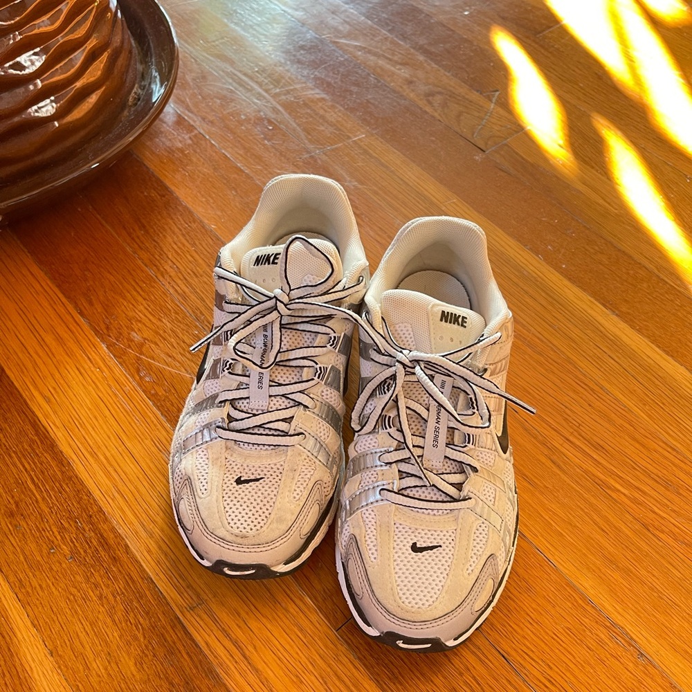 Nike White and Black Athletic Shoes with Supportive Midsole